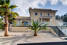 Attractive villa with high quality equipment near bathing coves