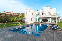 Stylish villa in exclusive residential area