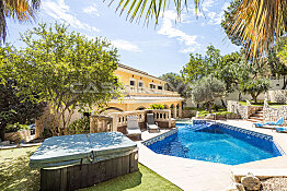 Large Mallorca Villa with pool in noble residential area