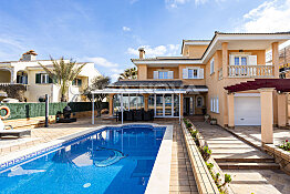 Villa in 2nd sea line with partial sea view and vacation rental license