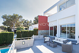 Modern villa not far from the sought- after harbour Port Adriano