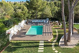 Paradise garden with pool of this elegant villa