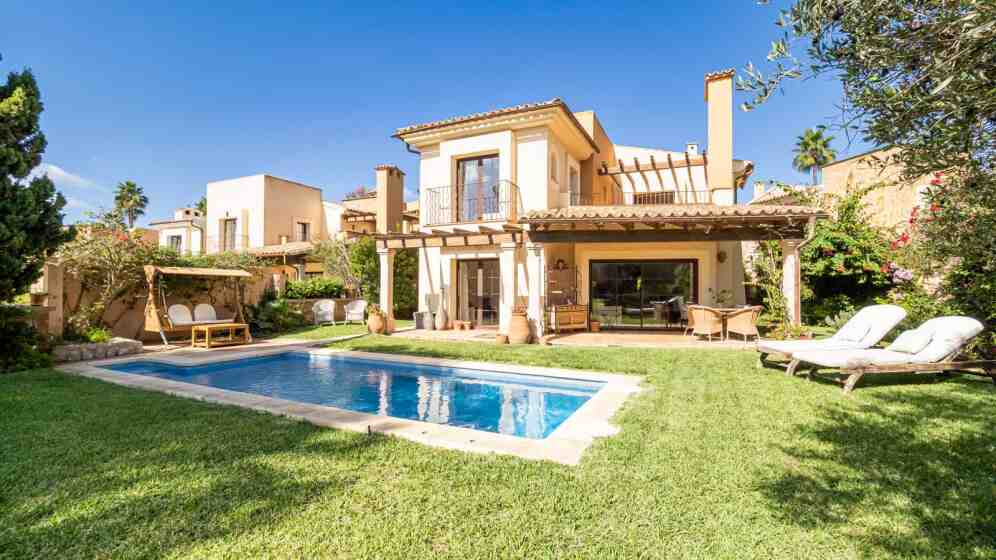 Wonderful villa with great character in 1st line to the golf course